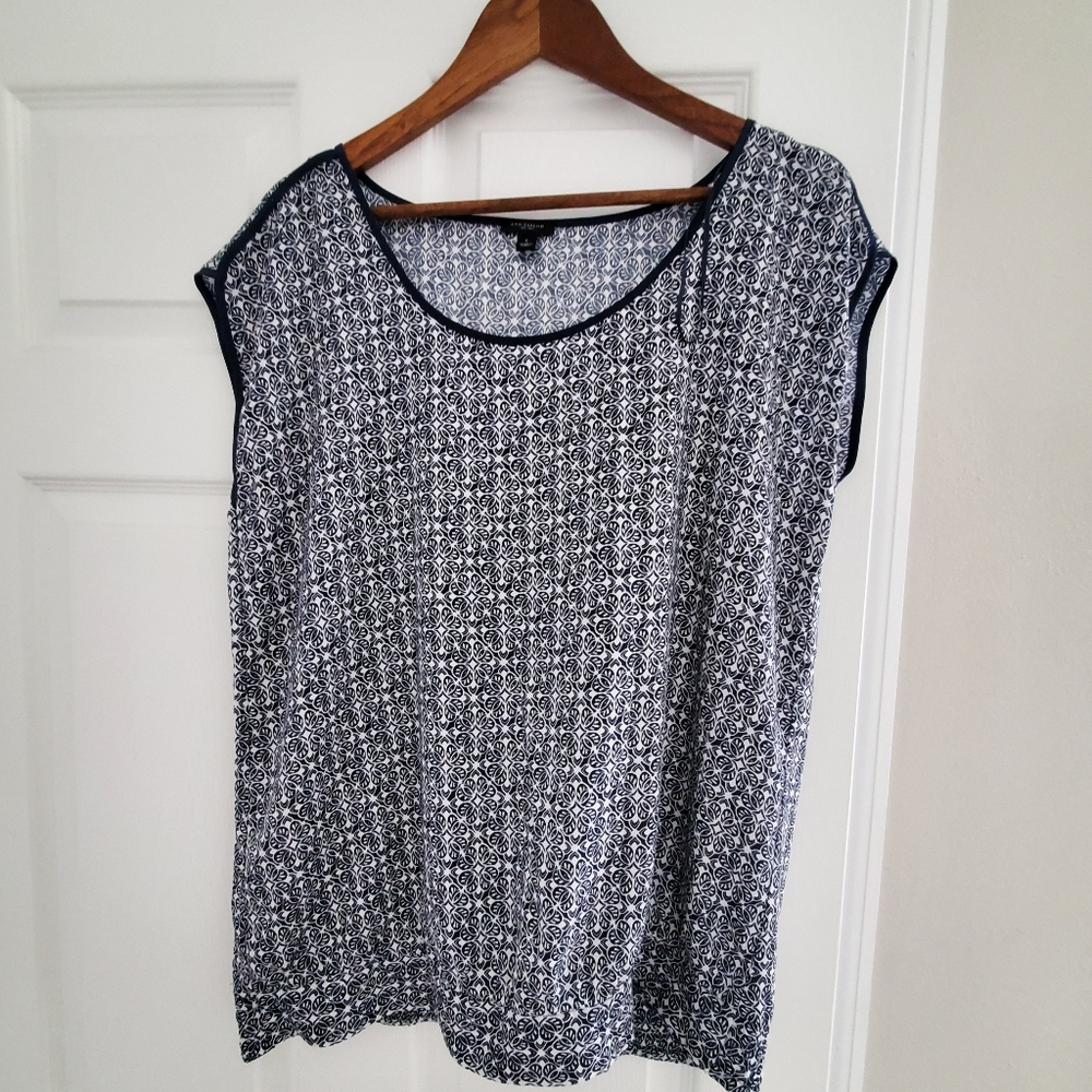 Ann Taylor round neck Short-sleeves tee.